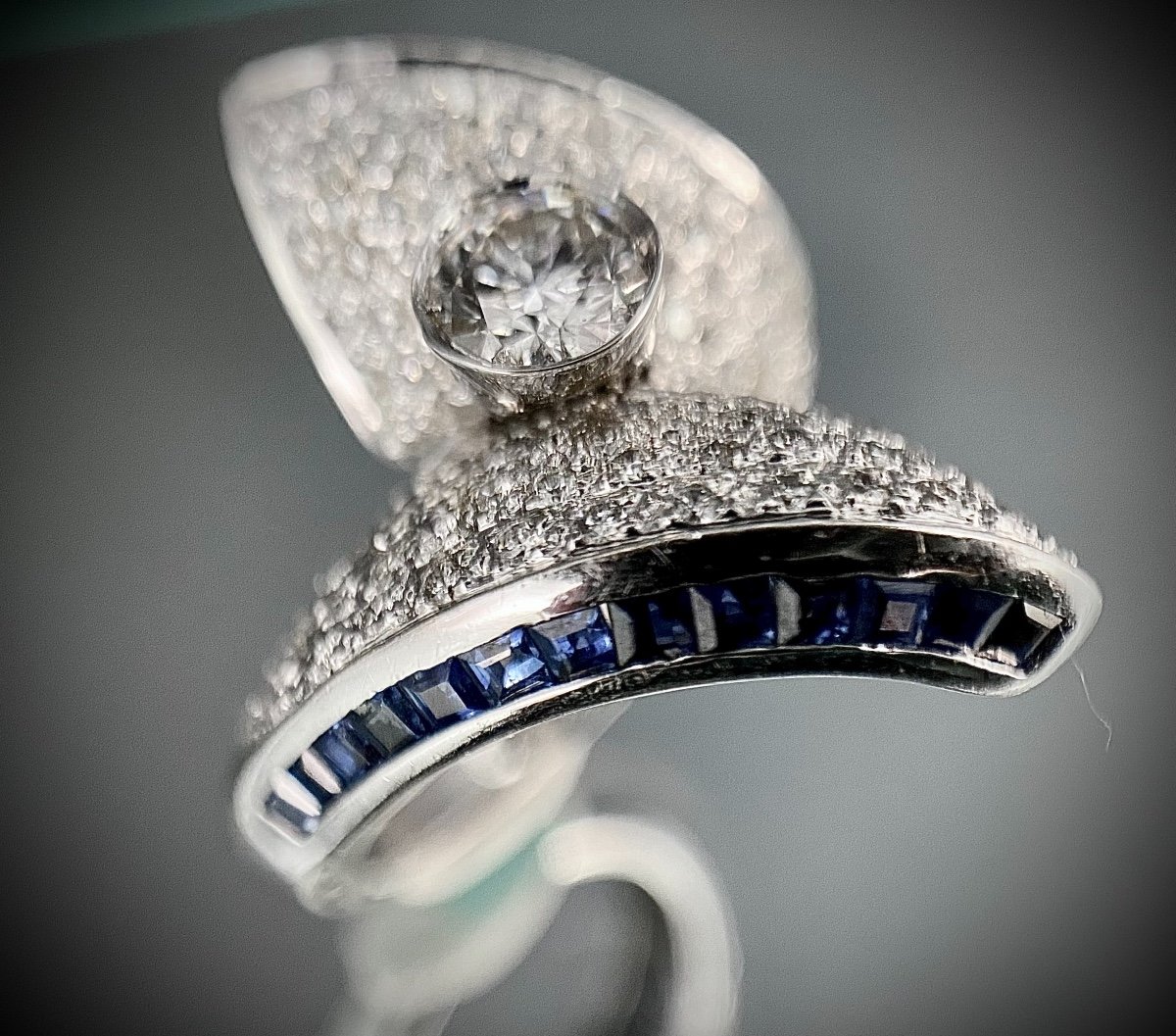 Bague Sertie d'Un Pavé De Brillants 2,50 Carats, Un Brillant De 0,75 Carat Et Saphirs Calibrés-photo-1