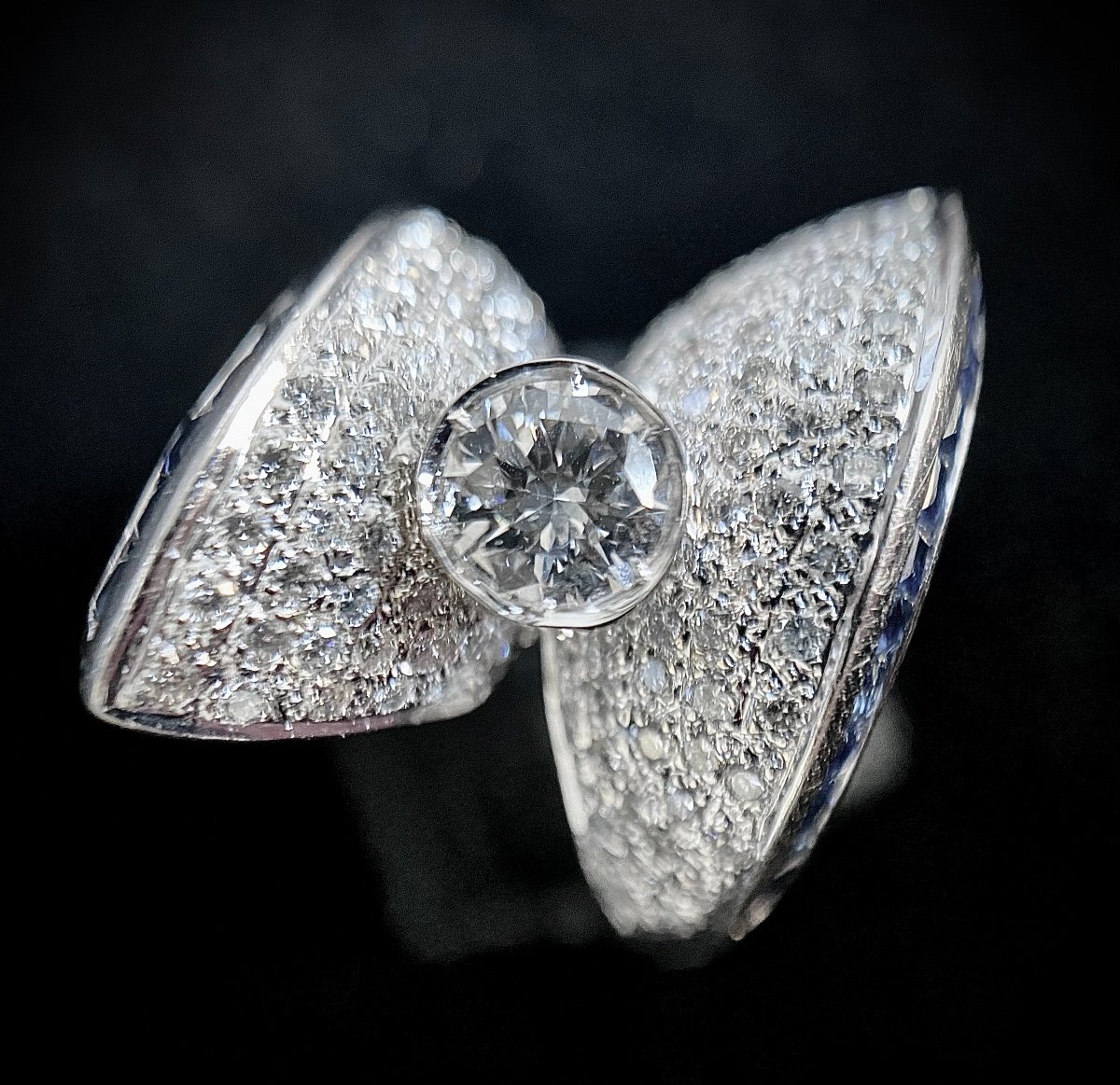 Bague Sertie d'Un Pavé De Brillants 2,50 Carats, Un Brillant De 0,75 Carat Et Saphirs Calibrés-photo-4