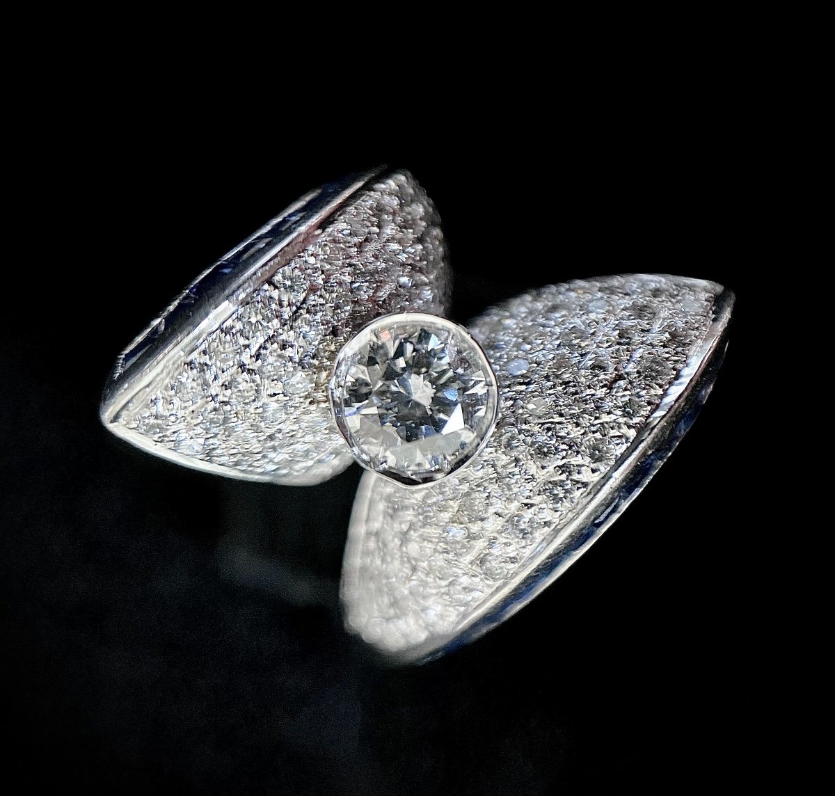 Bague Sertie d'Un Pavé De Brillants 2,50 Carats, Un Brillant De 0,75 Carat Et Saphirs Calibrés