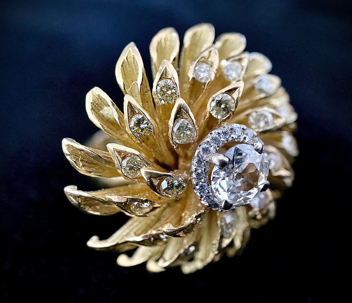 Flower Ring Set With A Central Brilliant Of 0.95 Carats (si-i/j)-photo-3