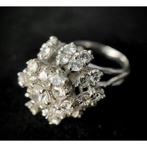 Bague Fleur Année 70 Sertie D’un Diamant Central De 0,32 Carat Entouré De 3 Carats De Brillants
