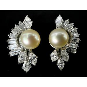 Boucles En Or Blanc Serties De 2 Perles Entourées De 22 Diamants; Total: 3,50 Carats