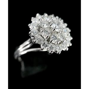 Bague Or Blanc 18k Sertie d'Un Brillant Central De 0,42 Carat Et d'Un Double Entourages 2,10 Ct