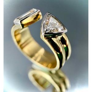 Bague Or Jaune 18k Avec Diamant Triangle De 0,90 Carat (vs-g/h) Et Baguette De 0,35 Ct (si-g/h)