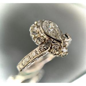 Bague En Or Blanc 18k Sertie d'Un Diamant Taillé En Poire De 0,90 Carat Et 0,66 Ct De Brillants