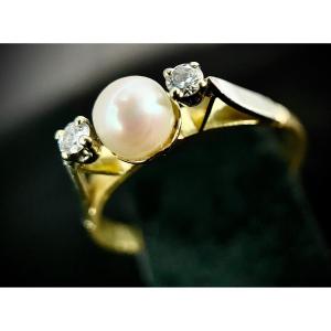 Encore Bicolor Ring Set With A Fine Pearl Surrounded By Two Brilliants