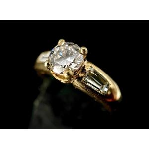 18k Yellow Gold Ring Set With A 0.75 Carat (vs-g/h) Brilliant And 2 Trapezoid Diamonds 0.50 Ct