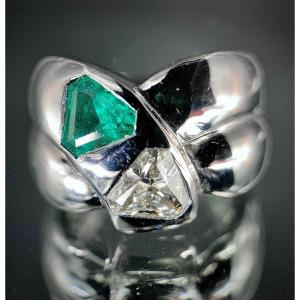 18k White Gold Ring Set With 1 Diamond And 1 Triangle Cut Emerald Of 0.50 Carat Each