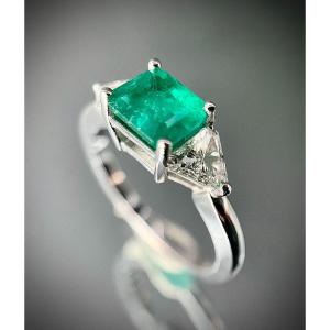 18k White Gold Ring Set With A 1.06 Carat Emerald And 2 Triangle Diamonds