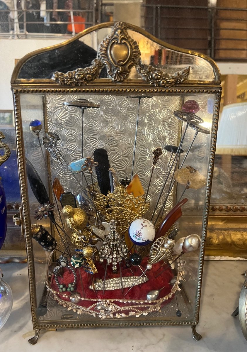 Collection De Piques à Chapeaux Dans Une Vitrine De Mariée 