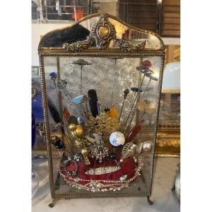 Collection De Piques à Chapeaux Dans Une Vitrine De Mariée 