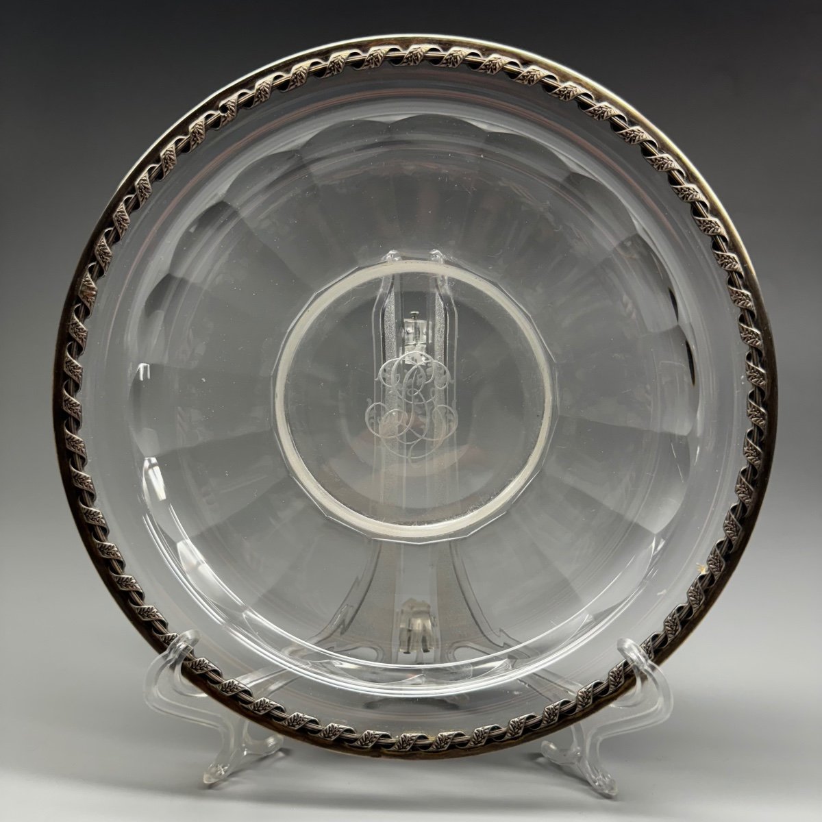 Plat En Verre Dépoli Avec Bordure En Argent.-photo-1