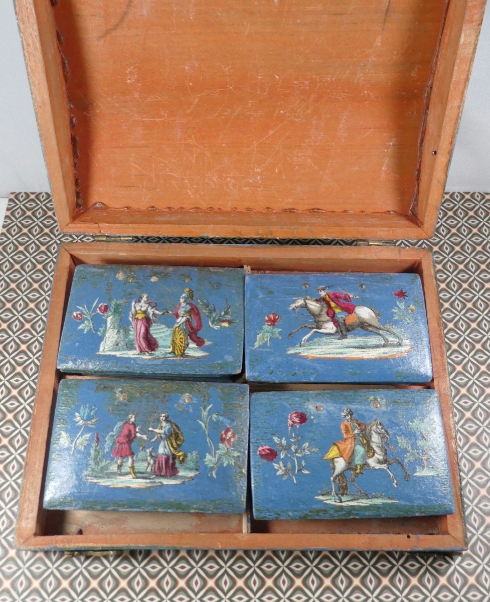 Coffret De Quadrille à Fond Bleu, Louis XV, « Découpis » Aquarellés, 4 Boîtes De Jetons En Os-photo-2