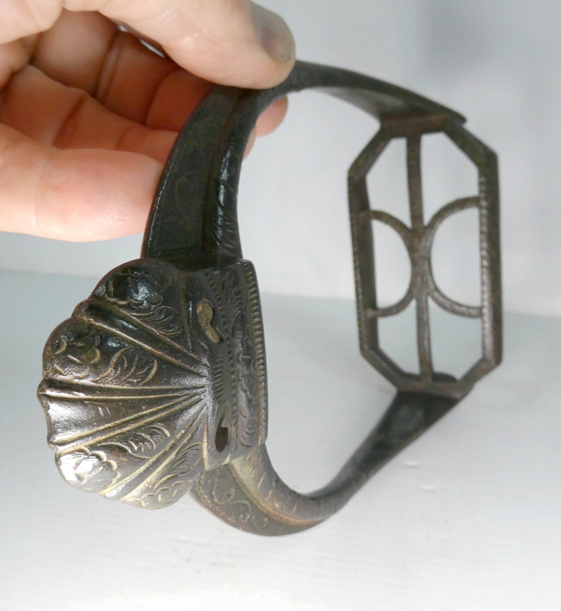 Unique Engraved Bronze Stirrup, Renaissance Period, Beautiful Patina-photo-4