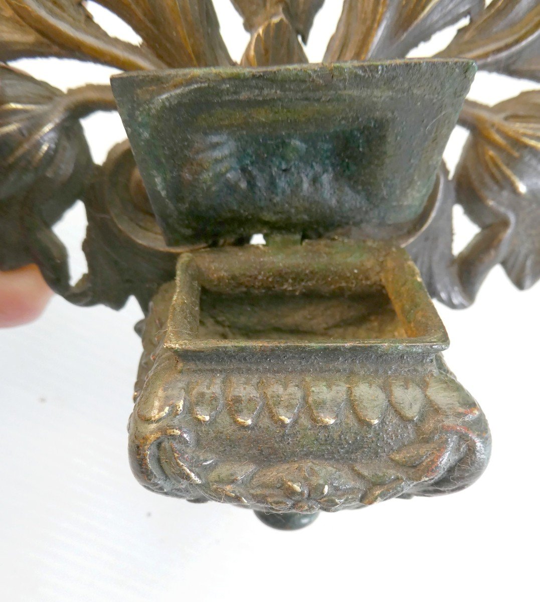 Beautiful 17th Century Holy Water Font, Embossed Brass, Pierced Of Floral Motifs-photo-3