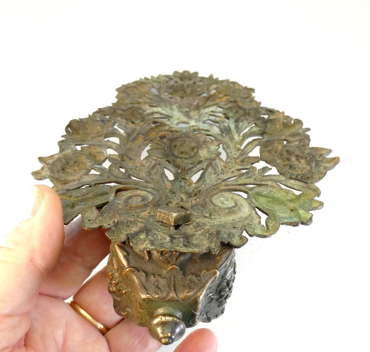 Beautiful 17th Century Holy Water Font, Embossed Brass, Pierced Of Floral Motifs-photo-4