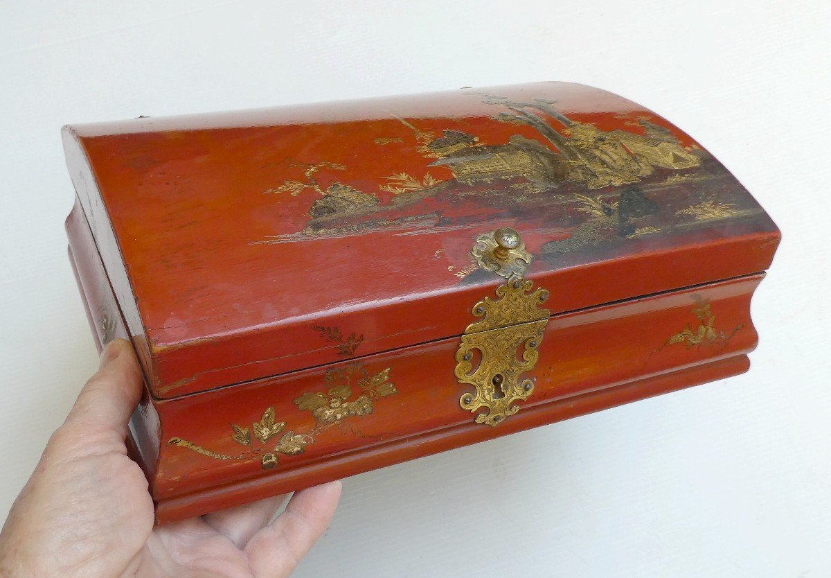 Coffret à Perruques Laqué Rouge, Chinoiseries à L’or, époque Louis XV