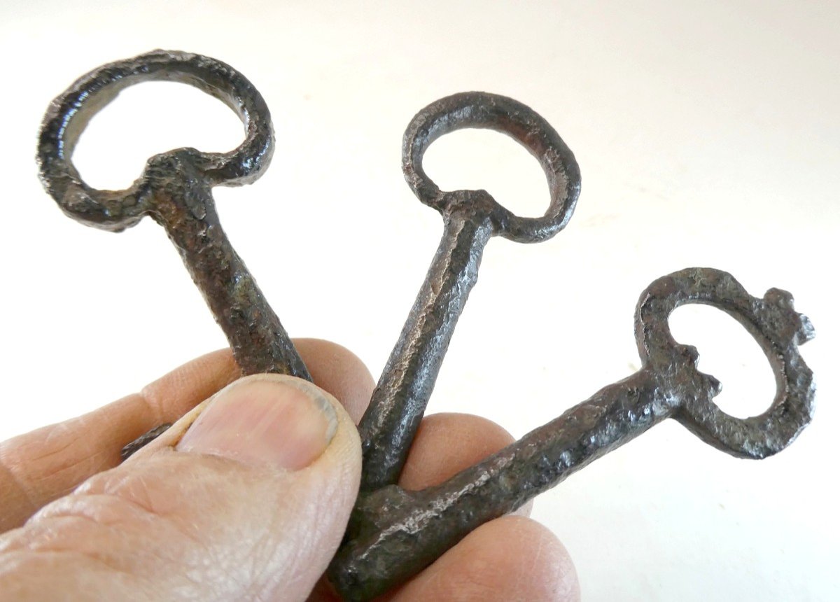 Three Small Medieval Keys, Wrought Iron,  France, 13th-14th Century-photo-1