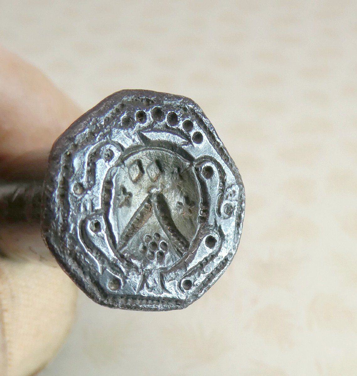 Polished Iron Wax Case, Louis XIV Period, Two Seals, Coat Of Arms And Initials-photo-3