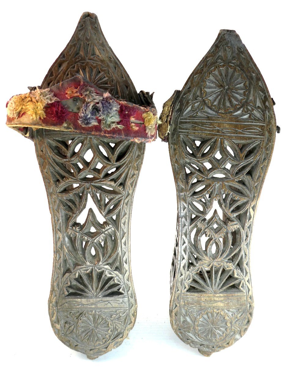 Museum: Ethnic Clogs, Carved Wooden Lace-photo-3