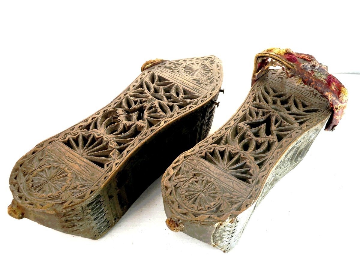 Museum: Ethnic Clogs, Carved Wooden Lace-photo-2