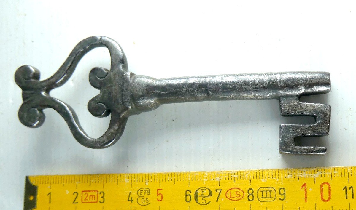 Pretty French Gothic Key, Inverted Heart, 10.4cm-photo-2