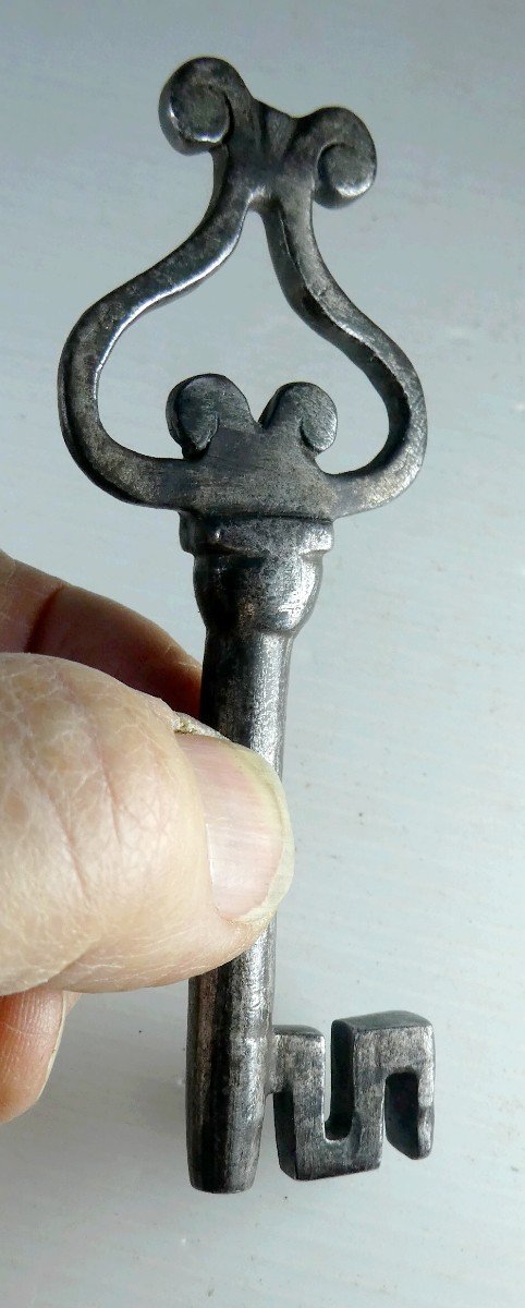 Pretty French Gothic Key, Inverted Heart, 10.4cm-photo-1