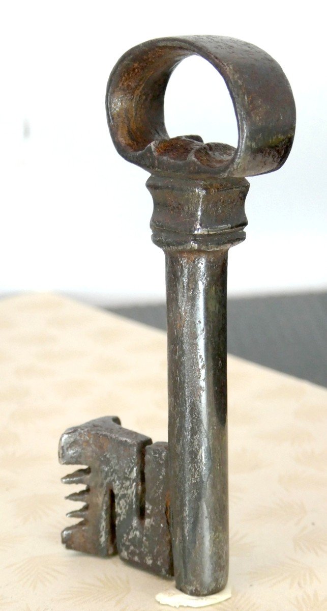 Beautiful 16th Century Trunk Key, With Capital, And Complicated Bit, 8.4cm-photo-2