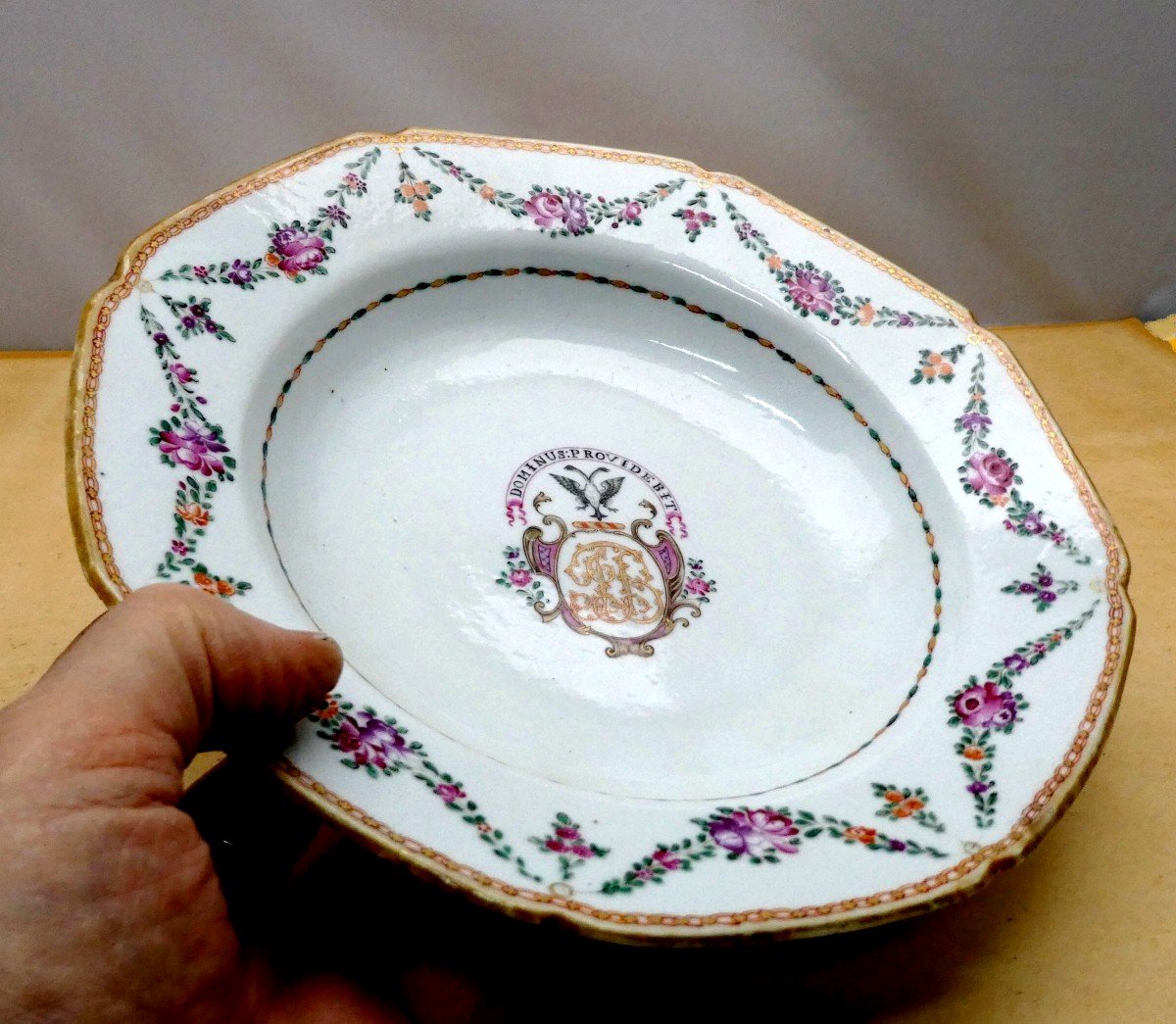 East India Company 18th Century: Rich Plate With Crowned Coat Of Arms: God Will Provide