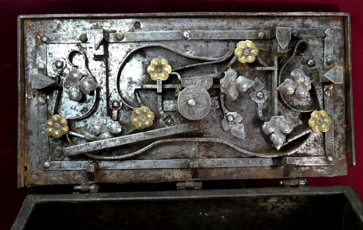 Beautiful Nuremberg Wedding Box, Circa 1600, Decorated And Painted Iron, And Its Key,-photo-3