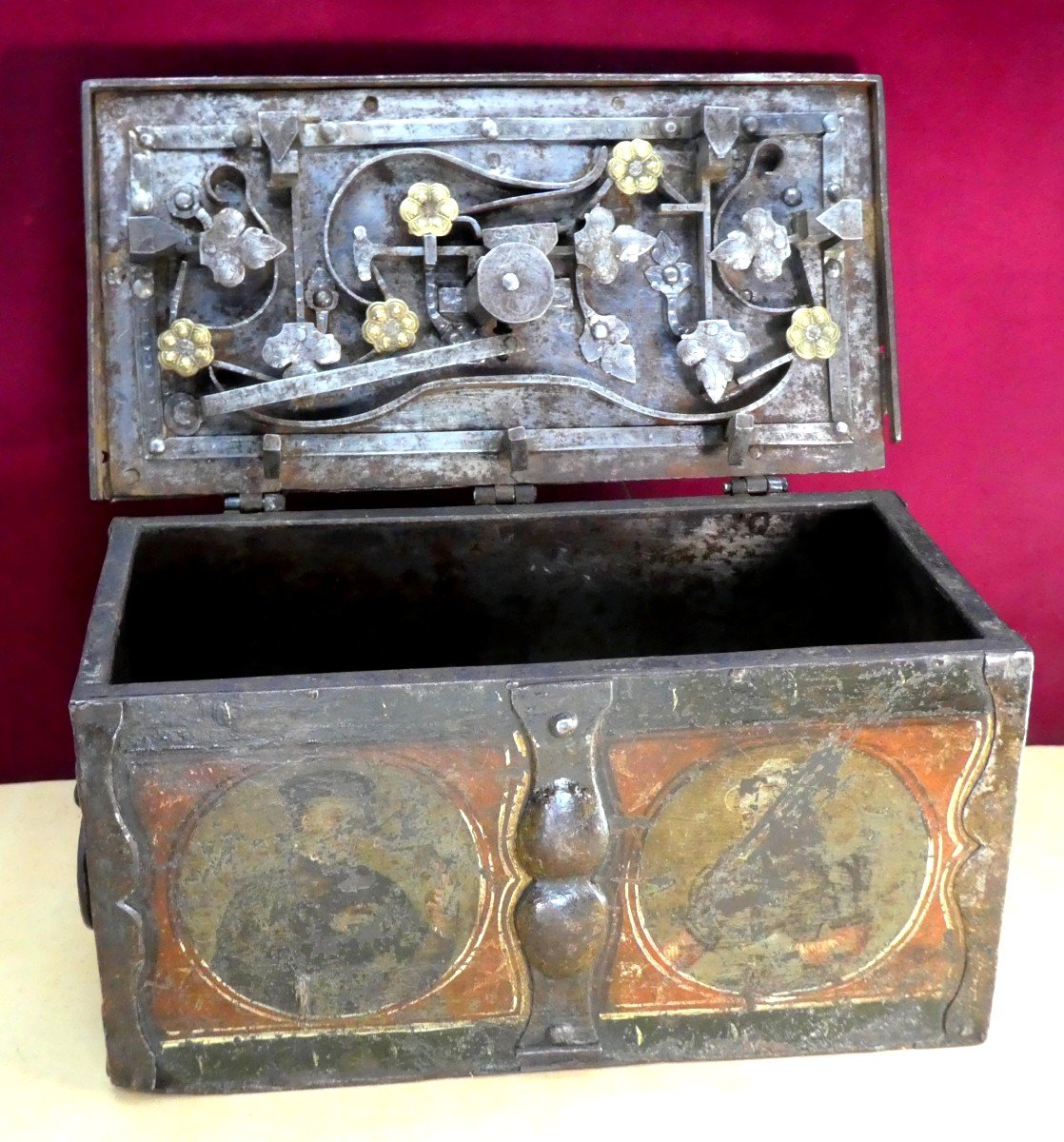 Beau Coffret De Mariage De Nuremberg, Vers 1600, Fer Décoré Et Peint, Et Sa Clé,