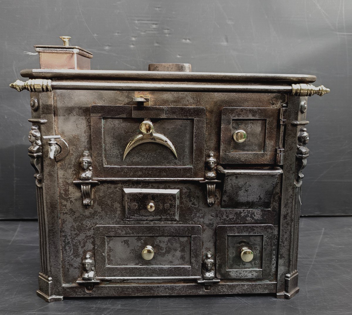 19th Century French Republican Iron Cooker, Child Size-photo-4