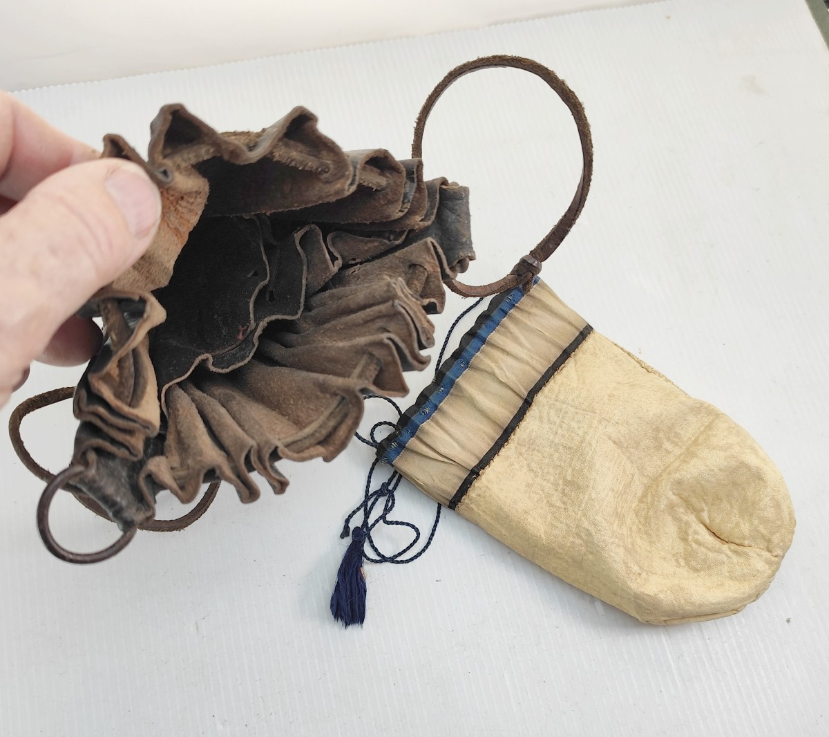 Deux Bourses, Aumônières Du 19e Siècle, Bel état, Cuir Et Fine Broderie De Perles.-photo-3