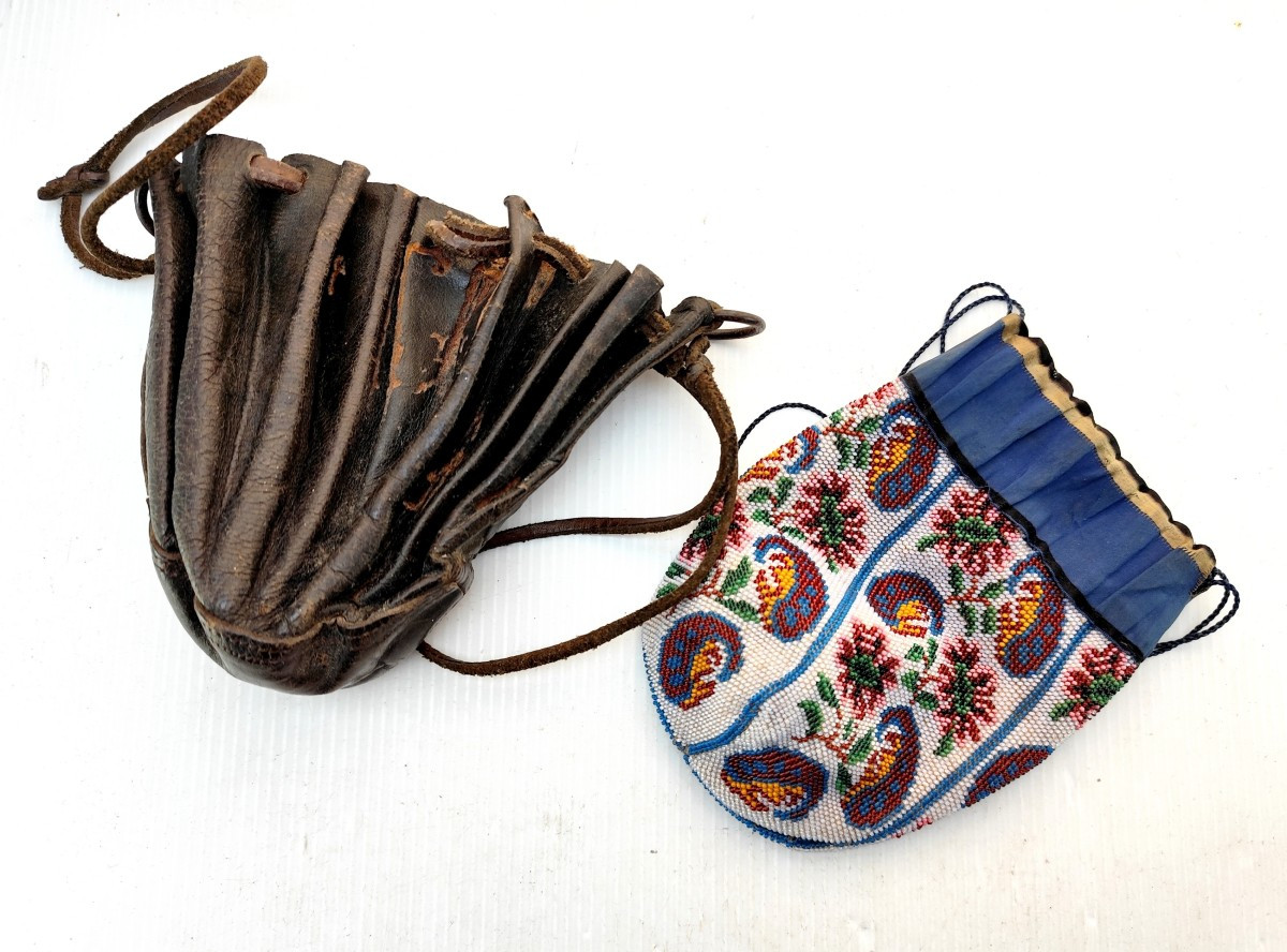 Deux Bourses, Aumônières Du 19e Siècle, Bel état, Cuir Et Fine Broderie De Perles.
