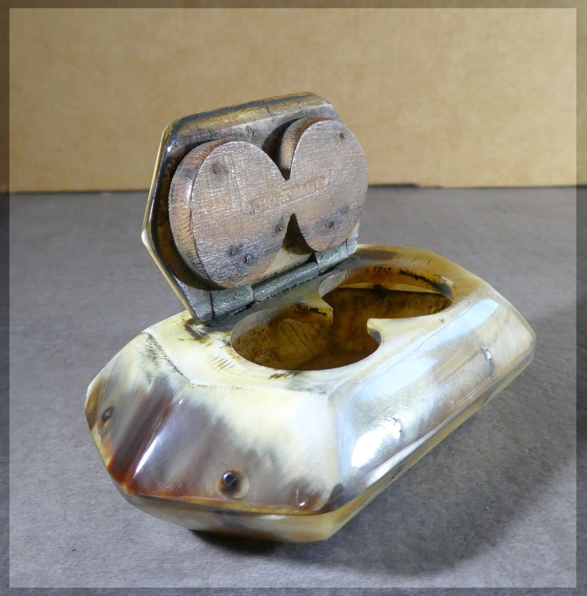 Snuffbox Of Avaricious 19th Horn With Constraint Grip-photo-3