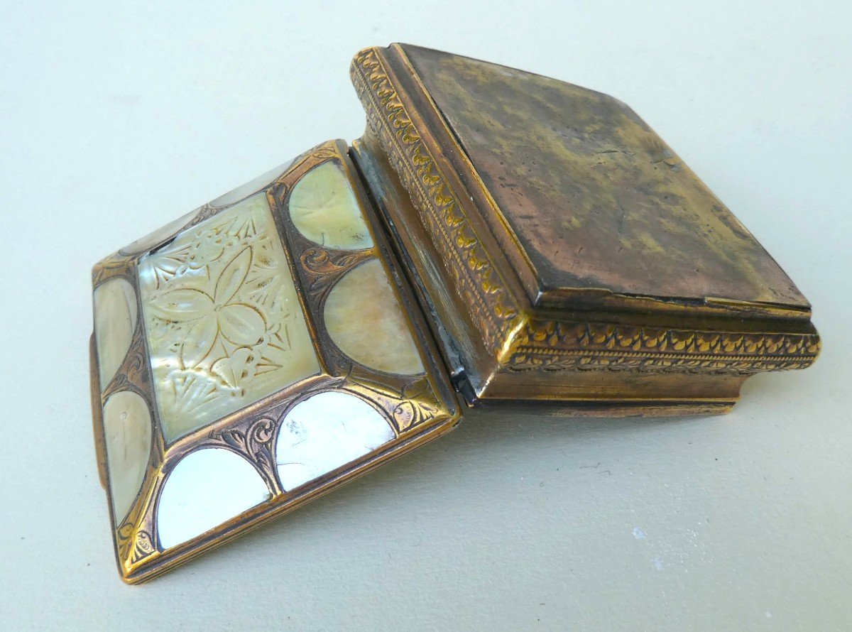 Mother-of-pearl And Engraved Brass Snuff Box, Late 18th Century, Worn, Very Long Loved-photo-2