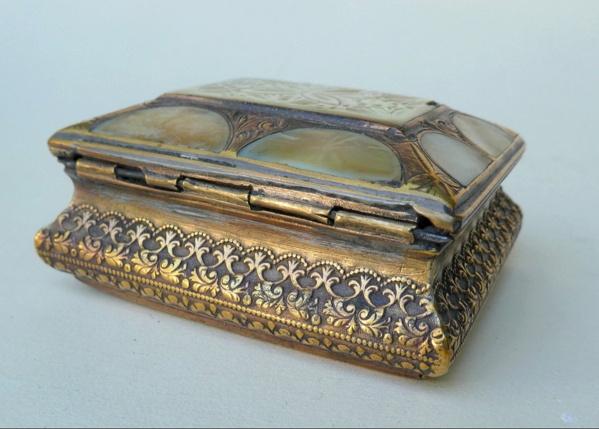 Mother-of-pearl And Engraved Brass Snuff Box, Late 18th Century, Worn, Very Long Loved-photo-3