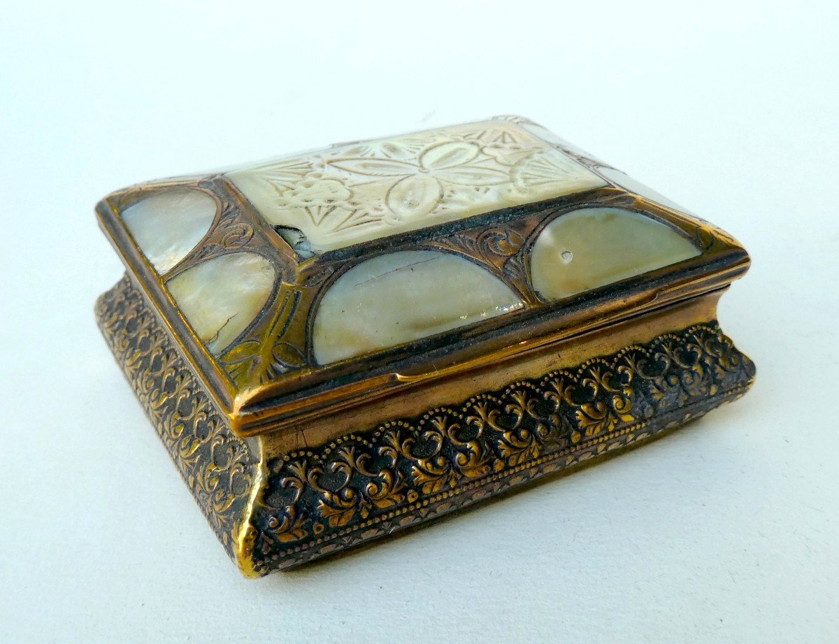 Mother-of-pearl And Engraved Brass Snuff Box, Late 18th Century, Worn, Very Long Loved