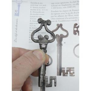 Pretty French Gothic Key, Inverted Heart, 10.4cm