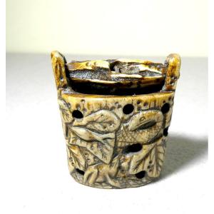 Netsuke Naturaliste, Os Sculpté : Seau Serpent Grenouille, Japon-meiji