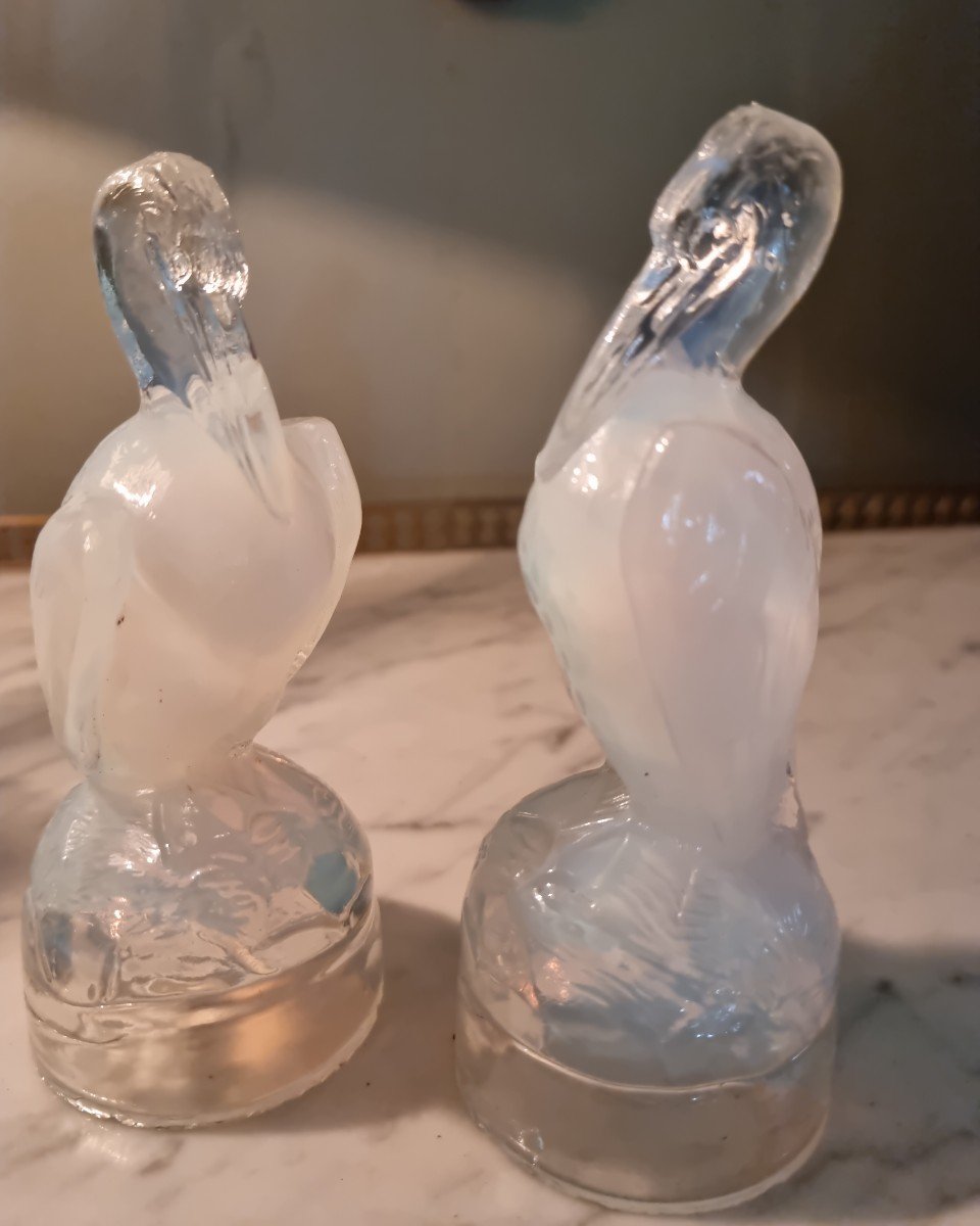 Paire De Petits Pélicans En Verre Moulé Opalescent d'époque Art Déco