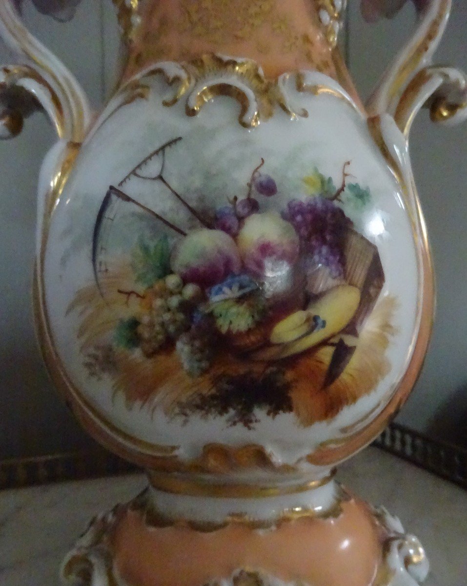 Vase Décoré d'époque Louis Philippe En Porcelaine De Paris-photo-1