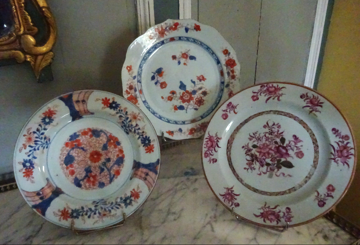 Réunion De Trois Assiettes En Porcelaine, Chine XVIIIème