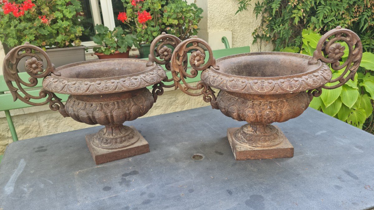 Pair Of Late Nineteenth Garden Vases In Cast Iron-photo-2