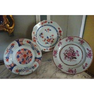 Réunion De Trois Assiettes En Porcelaine, Chine XVIIIème