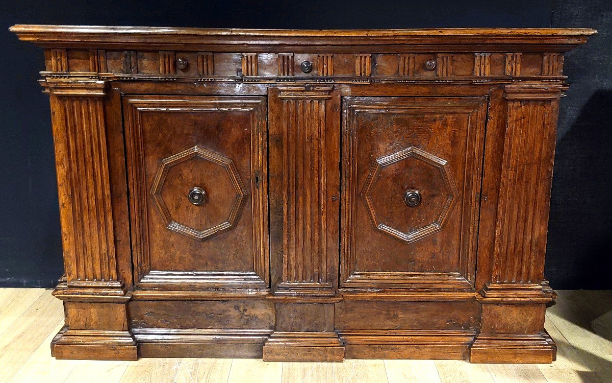 Important Renaissance Walnut Credenza, 16th Century. (196cm X 124cm)