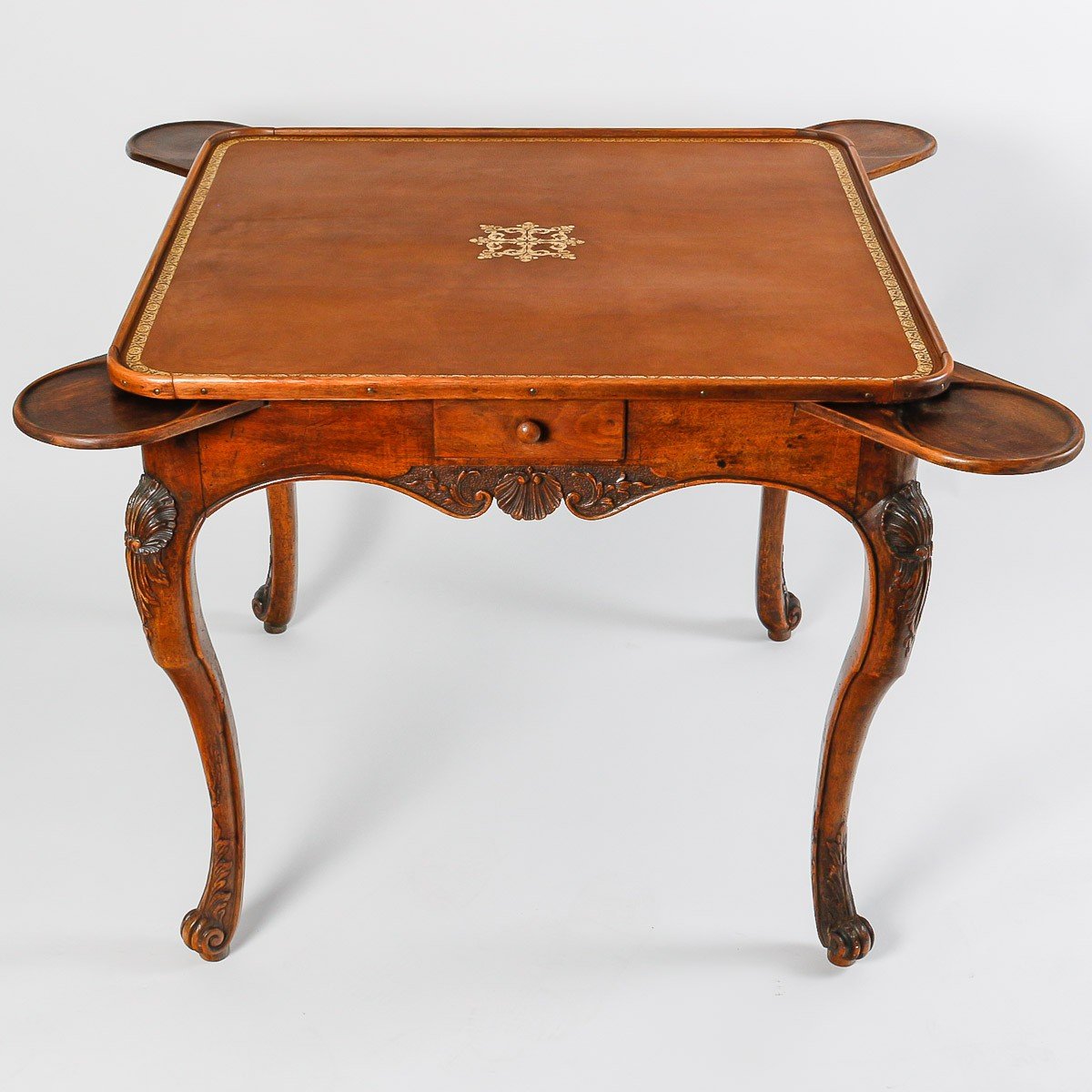 Table à Jeux En Noyer De Style Louis XV. Fin 18ème.