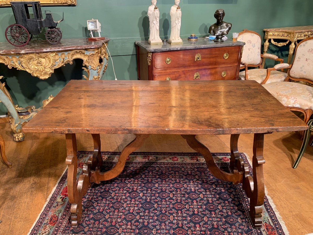 Table Italienne En Noyer Du XVII ème Siècle.