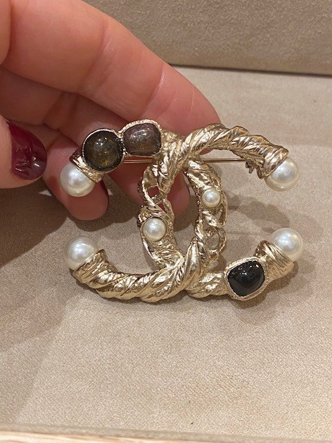 Chanel, Pearls And Cabochons Brooch, Métiers d'Art, December 2010-photo-3