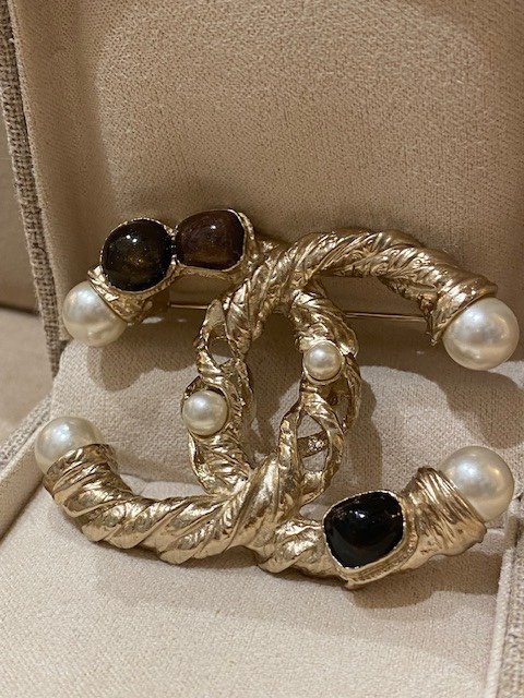 Chanel, Pearls And Cabochons Brooch, Métiers d'Art, December 2010-photo-7